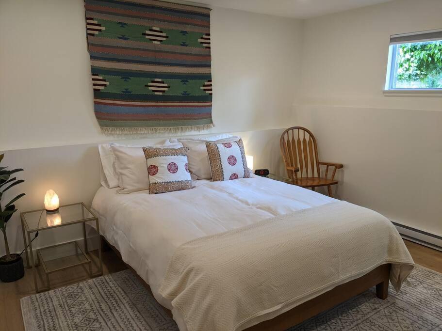 Bright Modern 1Br Suite In Sooke Village Core Esterno foto
