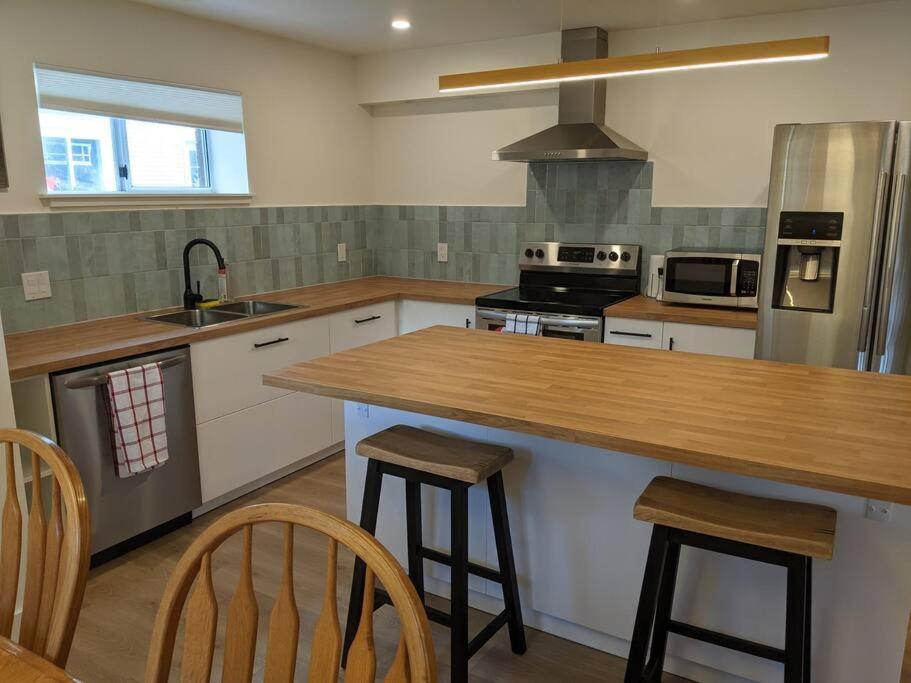 Bright Modern 1Br Suite In Sooke Village Core Esterno foto
