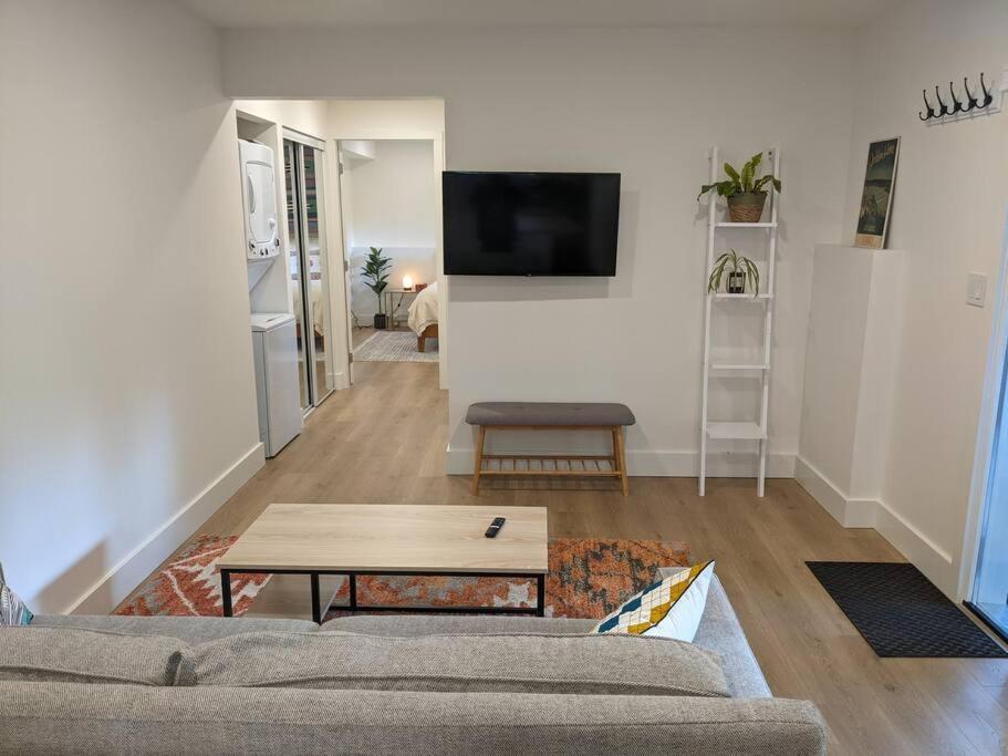 Bright Modern 1Br Suite In Sooke Village Core Esterno foto