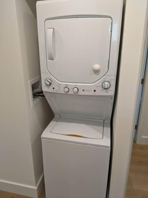 Bright Modern 1Br Suite In Sooke Village Core Esterno foto