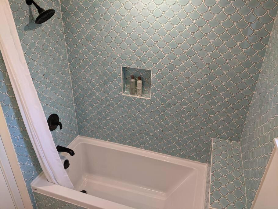 Bright Modern 1Br Suite In Sooke Village Core Esterno foto