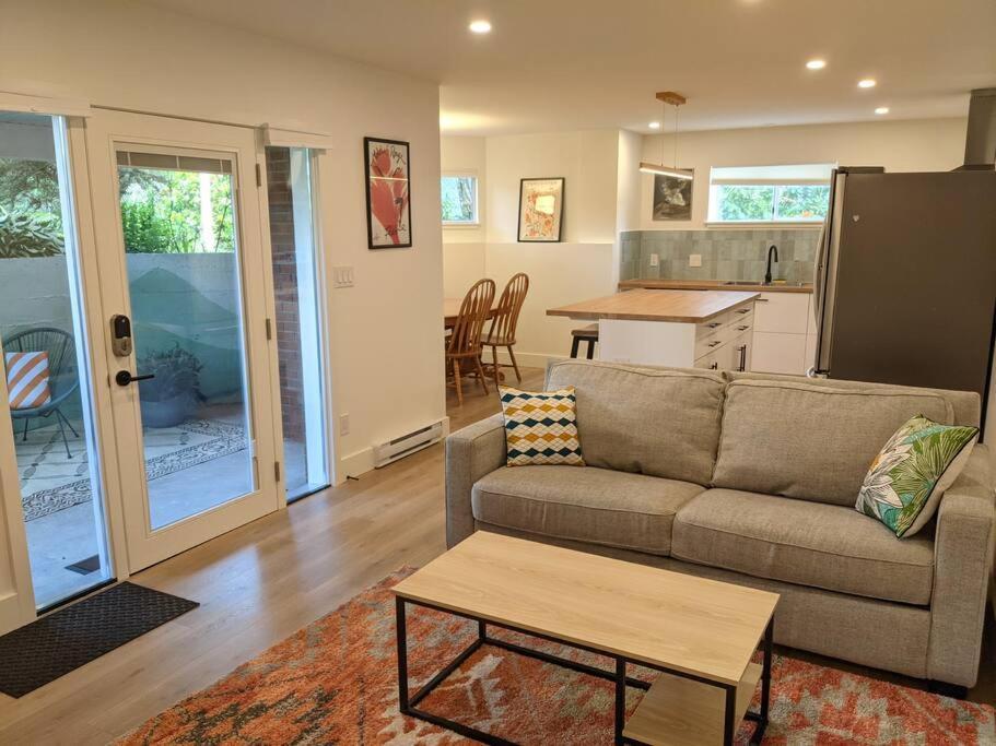 Bright Modern 1Br Suite In Sooke Village Core Esterno foto